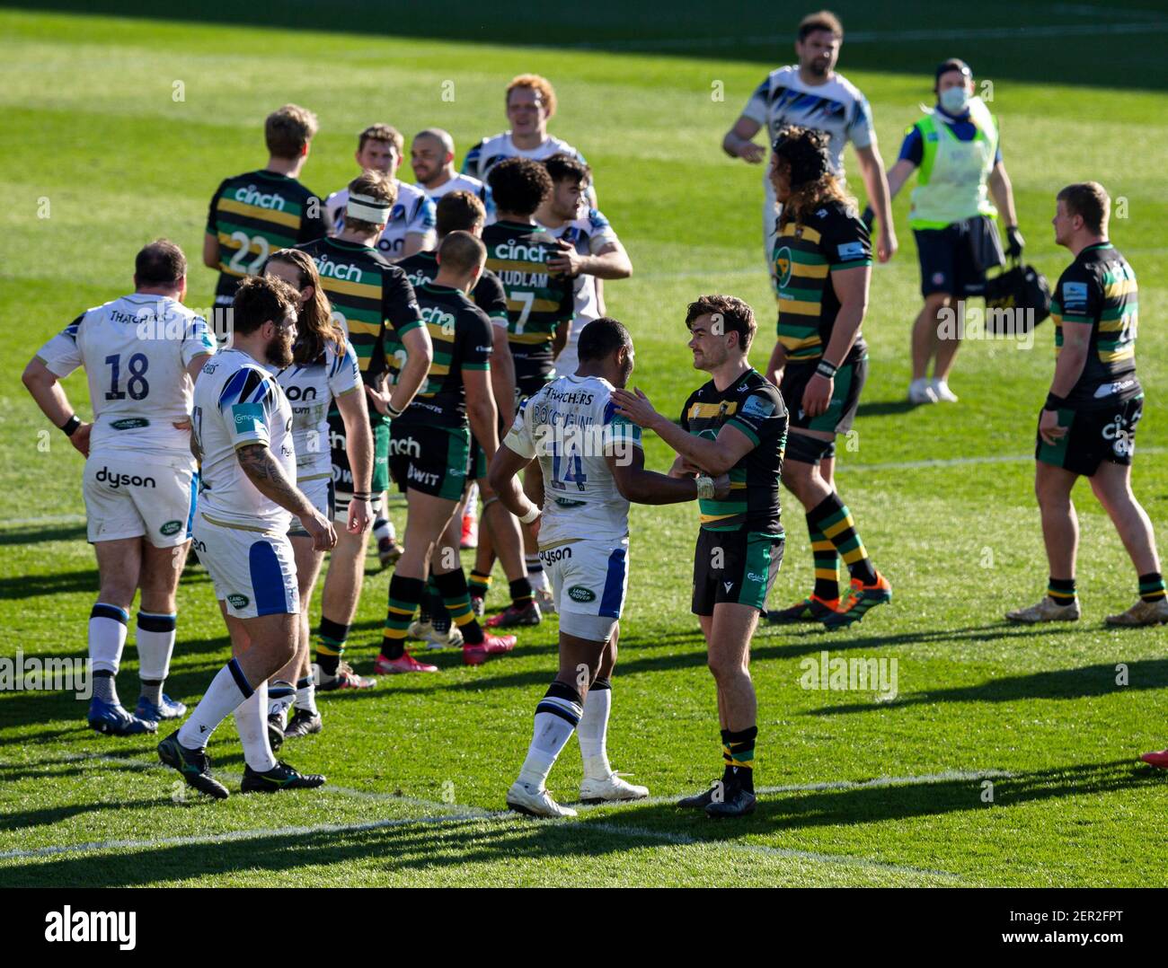 28 février 2021 ; Franklin Gardens, Northampton, East Midlands, Angleterre ; Premier ministre Rugby Union, Northampton Saints versus Bath ; les joueurs de rugby Northampton Saints et Bath se secouent la main après le coup de sifflet final Banque D'Images