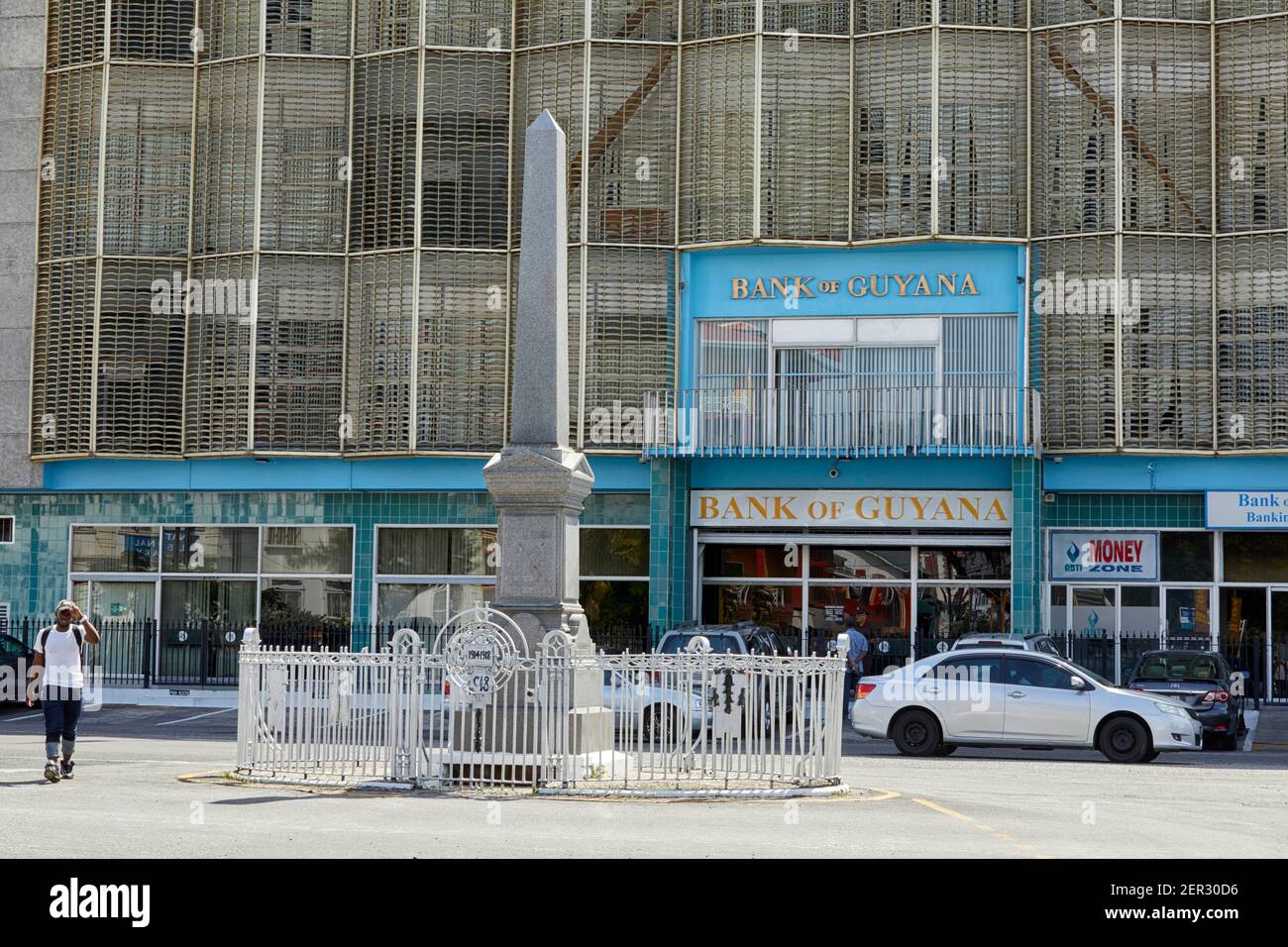 Cenotaph de la première Guerre mondiale devant la Bank of Guyana, Church Street Georgetown Guyana Amérique du Sud Banque D'Images