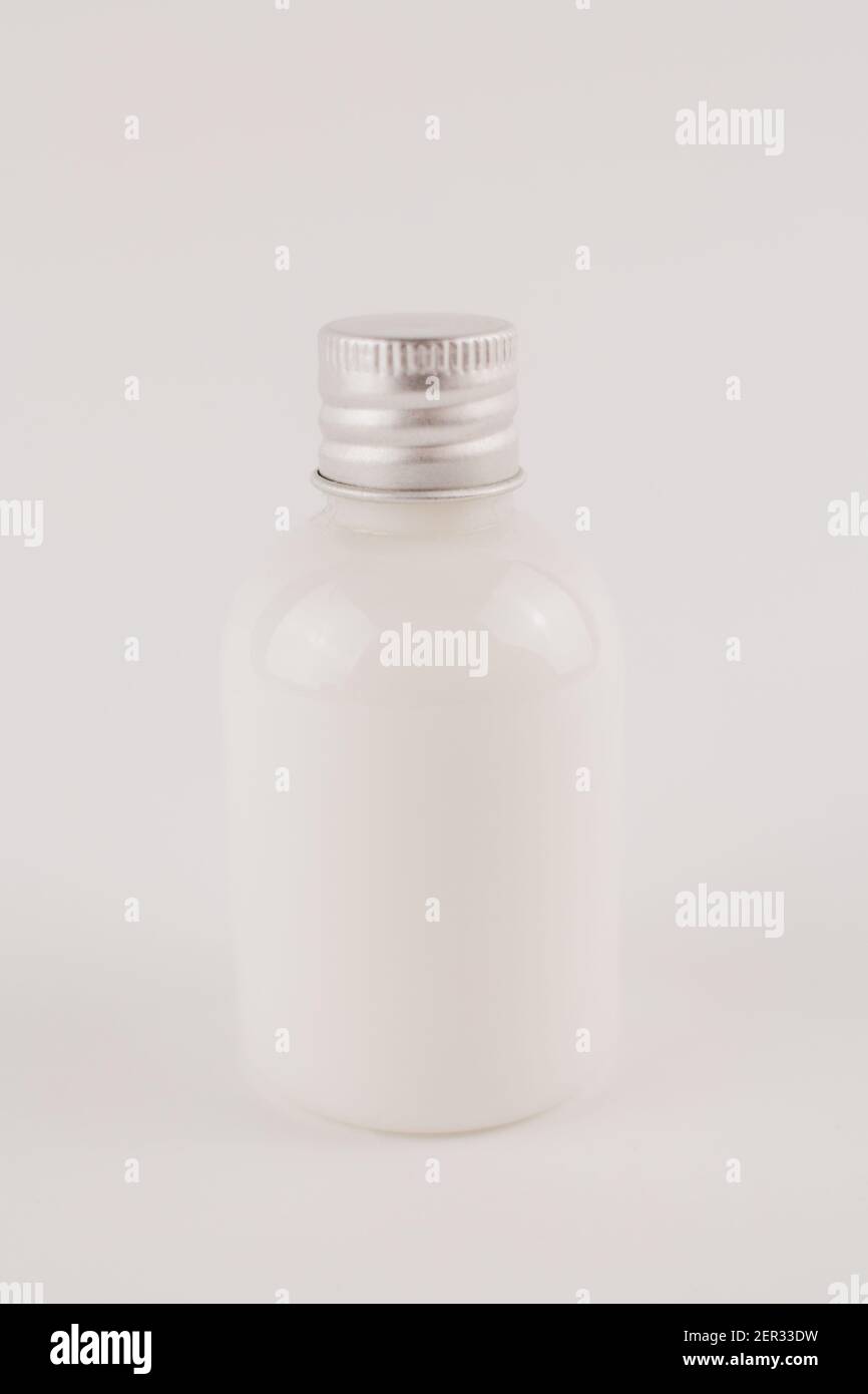 une crème blanche dans un pot transparent sur un blanc arrière-plan Banque D'Images