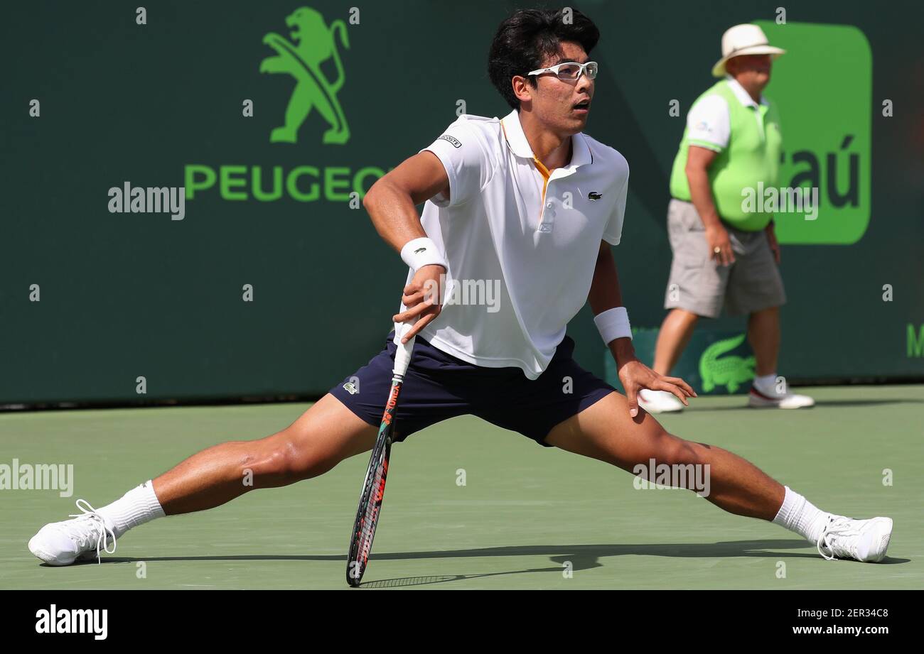 28 mars 2018: Hyeon Chung, de Corée, en action contre John Isner, des  États-Unis, lors d'un quart de finale à l'Open de Miami de 2018 présenté  par le tournoi de tennis professionnel