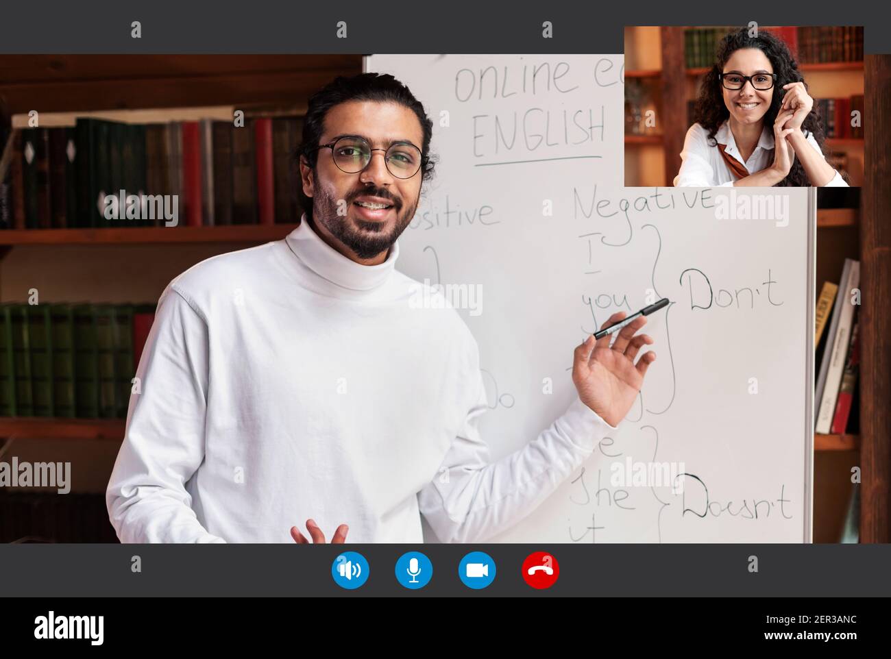 Homme indien enseignant expliquant la grammaire anglaise souriant femme, pov écran Banque D'Images