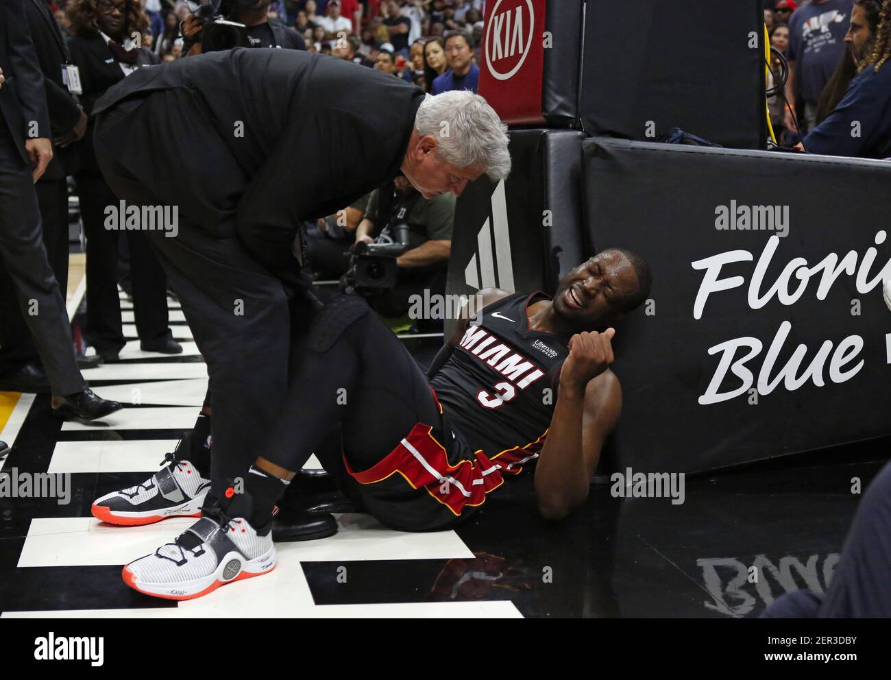 Jay Sabol, entraîneur sportif de chaleur de Miami, travaille avec le garde Dwyane Wade après une partie pendant les heures supplémentaires contre les filets de Brooklyn à l'AmericanAirlines Arena de Miami le samedi 31 mars 2018. Les filets ont gagné, 110-109. (Photo de David Santiago/El Nuevo Herald/TNS/Sipa USA) Banque D'Images