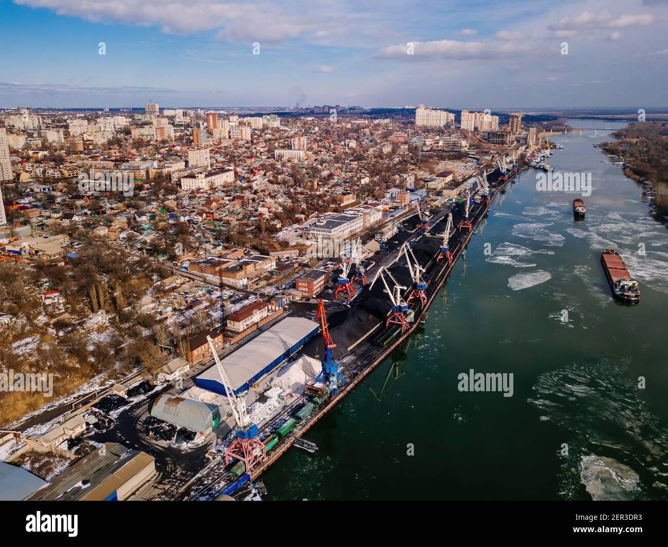 Port sur la rivière Don à Rostov-sur-Don, vue aérienne depuis un drone en hiver. Banque D'Images