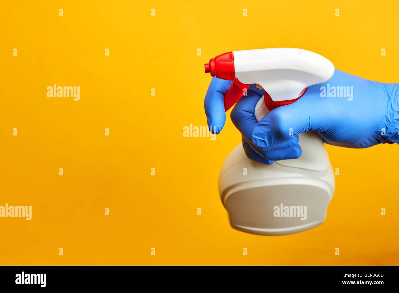 concept de service de nettoyage chimique. produit pour lavage. espace de copie. fond orange vif Banque D'Images