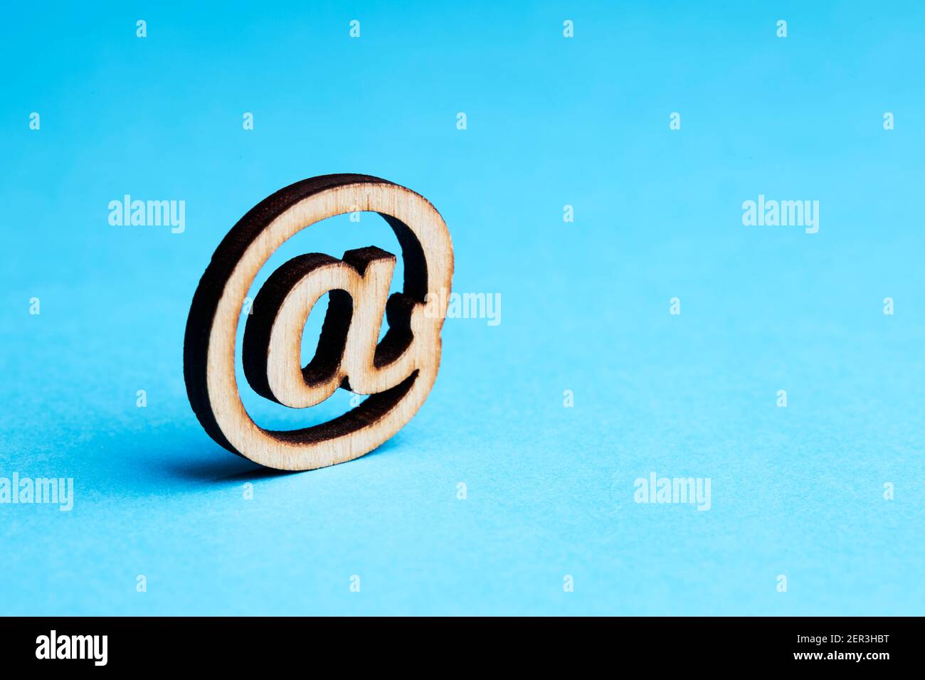 concept de la technologie de messagerie de communication d'entreprise. symbole d'e-mail sur fond bleu, simple Banque D'Images