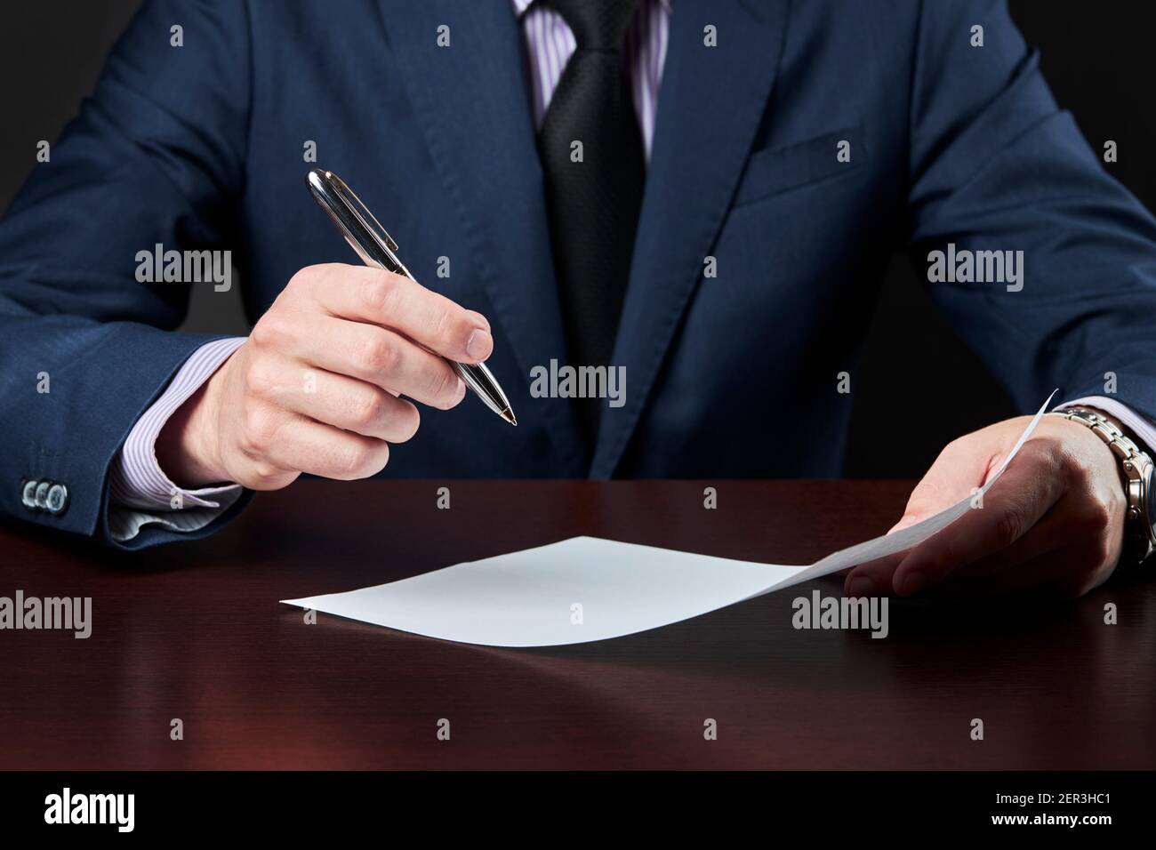 l'homme d'affaires signe un document. contrat d'affaires ou concept d'accord Banque D'Images