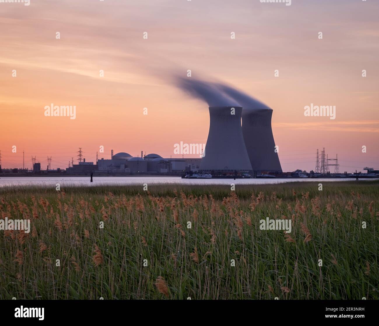 Coucher de soleil sur le réacteur nucléaire de Doel dans le port d'Anvers, Belgique. Banque D'Images