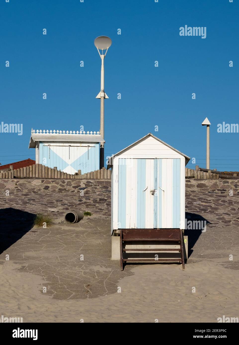 Cabines de plage à rayures à Hardelot, France. Banque D'Images