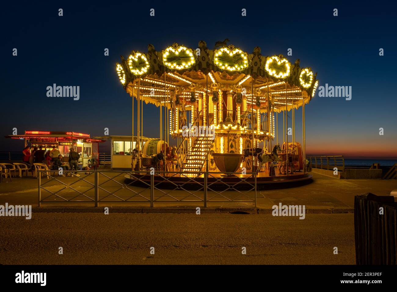 Berck-sur-Mer, France - 22 juillet 2020 : carrousel d'époque à côté de la plage. Banque D'Images