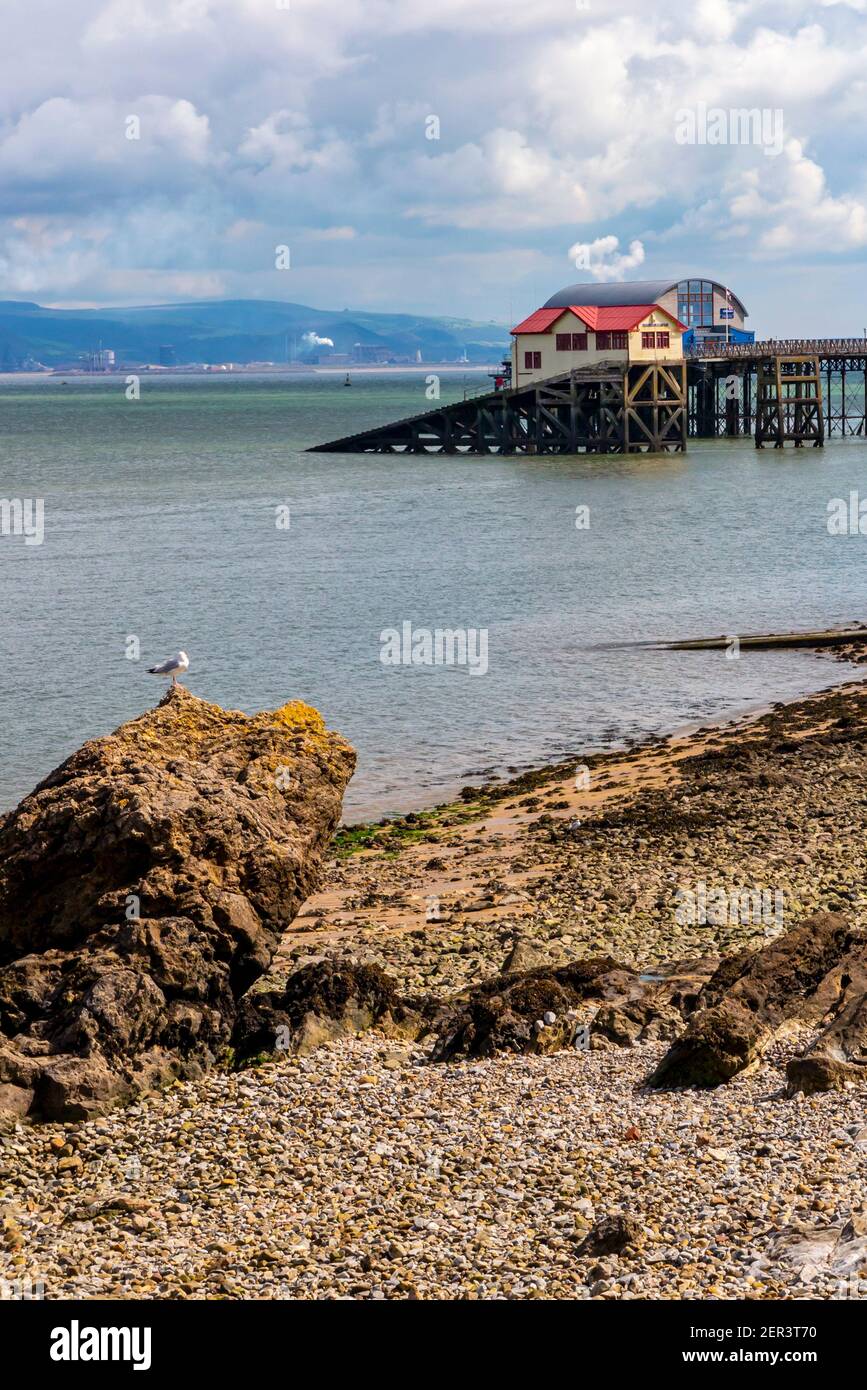 Vue sur Swansea Bay et Mumbles Pier depuis Mumbles Beach Sur la côte sud-est de la péninsule de Gower près de Swansea au sud du pays de Galles, Royaume-Uni Banque D'Images