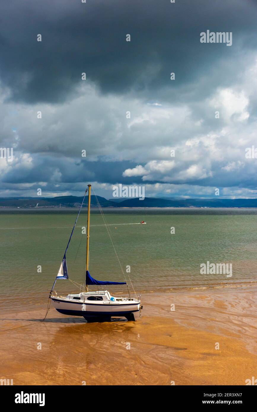 Bateaux à Swansea Bay vus de Mumbles Beach sur le côte sud-est de la péninsule de Gower près de Swansea Pays de Galles du Sud Royaume-Uni Banque D'Images