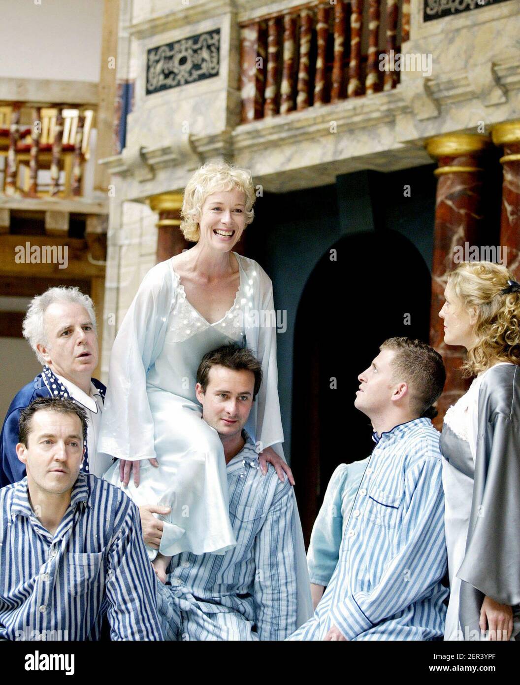 l-r: JEM Wall (Fairy), Gary Lilburn (Fairy), Patrick Lennox (Fairy), Geraldine Alexander (Titania), Ryan Early (First Fairy), Louise Bush (Helena) dans UN RÊVE de LA NUIT D'ÉTÉ par Shakespeare au Shakespeare's Globe, Londres SE1 05/06/2002 Maître de vêtements et propriétés (designer): Mike Tiramari (réalisateur d'Alfreds) Banque D'Images