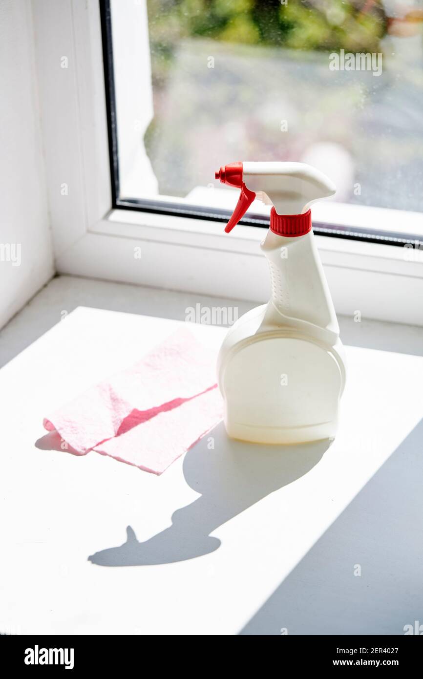 nettoyage ou lavage de la fenêtre domestique sale avec un spray chimique. nettoyage des travaux ménagers concept Banque D'Images