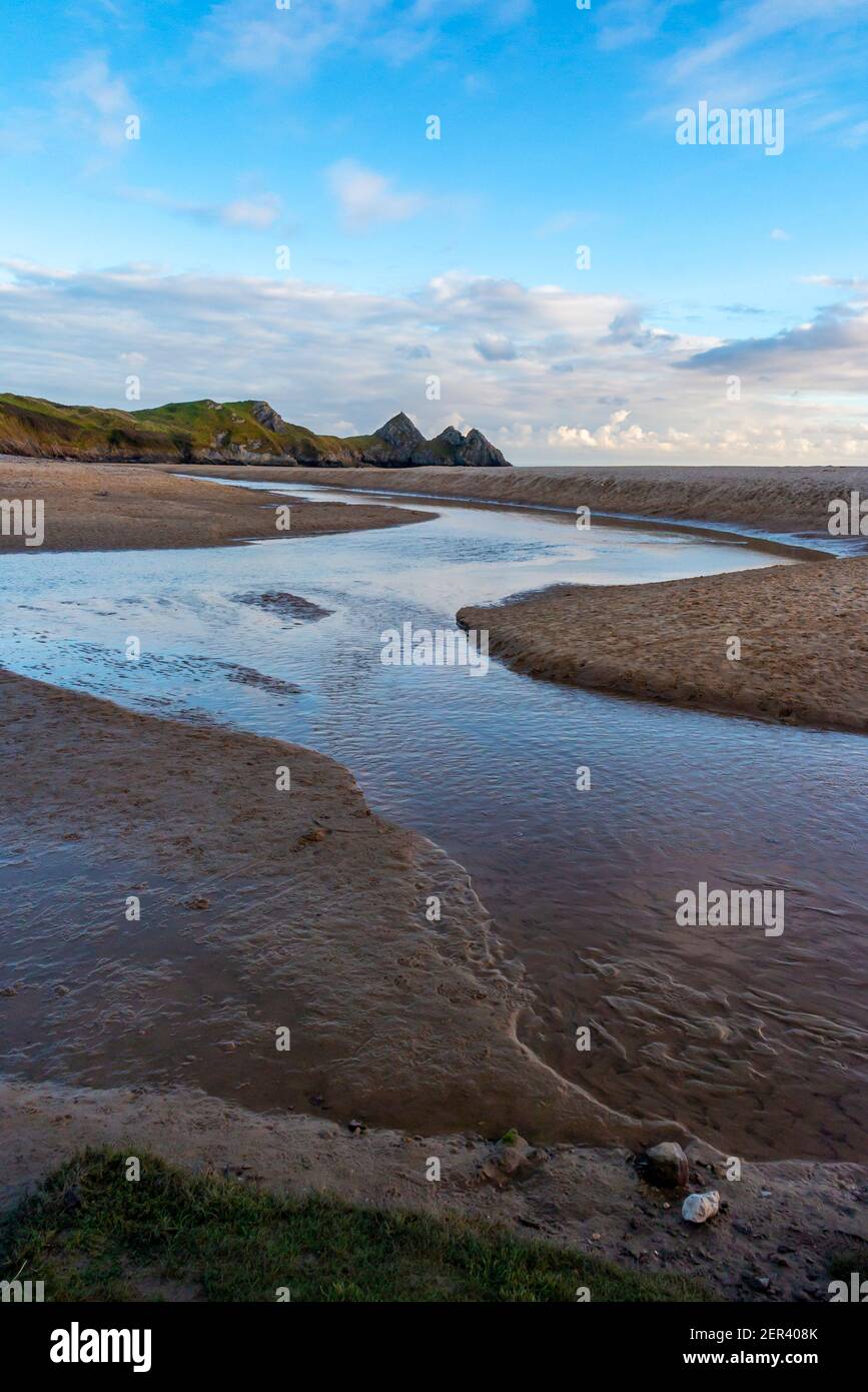 Pennard Pill un ruisseau qui coule au-dessus de la plage de sable À Three Cliffs Bay, sur la côte sud du Gower Peninsula près de Swansea dans le sud du pays de Galles, Royaume-Uni Banque D'Images