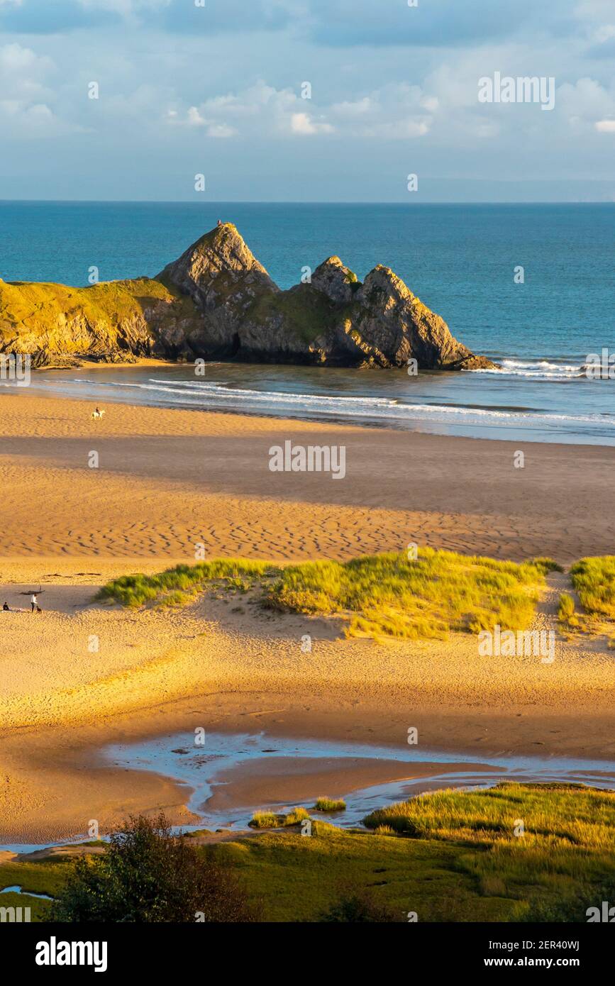 Vue sur la plage de sable de Three Cliffs Bay on La côte sud de la péninsule de Gower près de Swansea Pays de Galles du Sud Royaume-Uni Banque D'Images