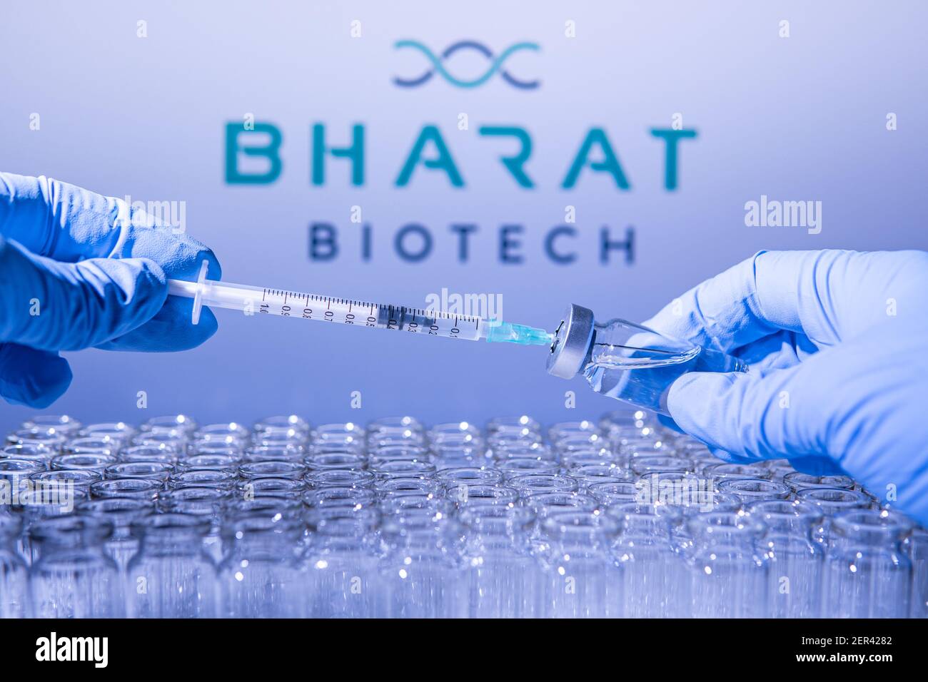 Toronto (Ontario), Canada - le 14 février 2021 : UN travailleur de la santé se prépare à administrer une dose du vaccin indien Bharat Biotech. Le nom de la société est Banque D'Images