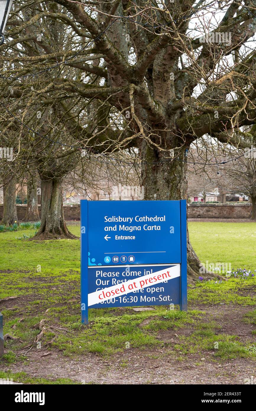 Panneau à la cathédrale de Salisbury indiquant aux visiteurs que le bâtiment Est fermé pendant les restrictions de verrouillage du coronavirus Covid-19 Banque D'Images