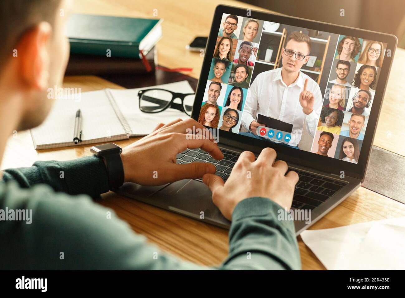 Vue arrière d'un employé ayant une visioconférence sur ordinateur portable avec des collègues Banque D'Images