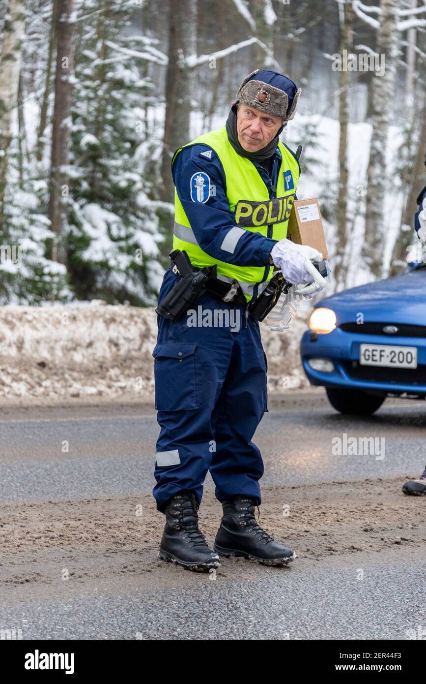 Les policiers finlandais respirent des conducteurs au hasard sur une main Route dans le nord de la Finlande Banque D'Images