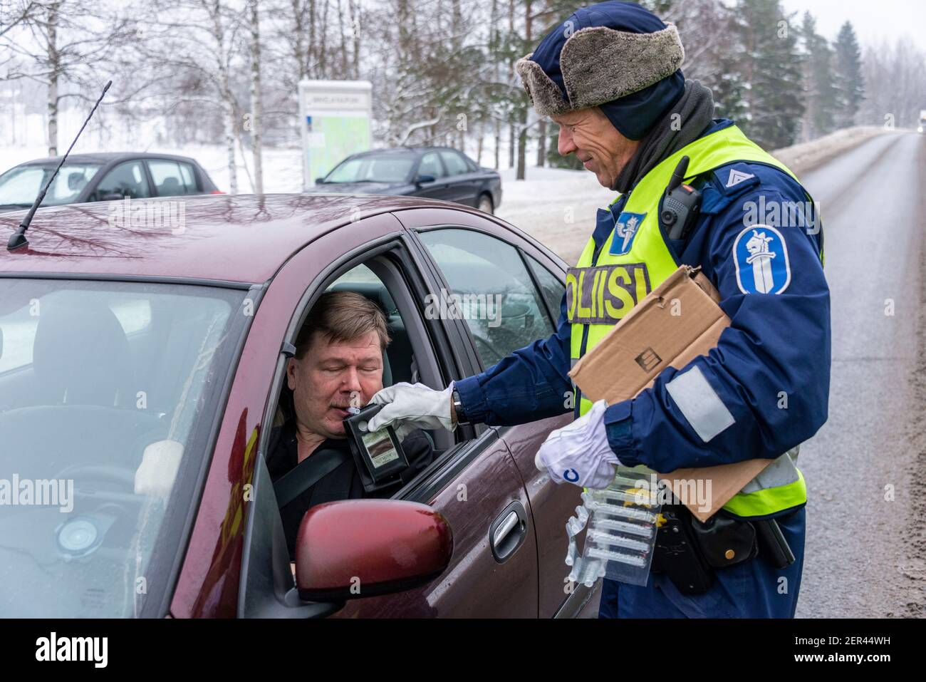 Les policiers finlandais respirent des conducteurs au hasard sur une main Route dans le nord de la Finlande Banque D'Images