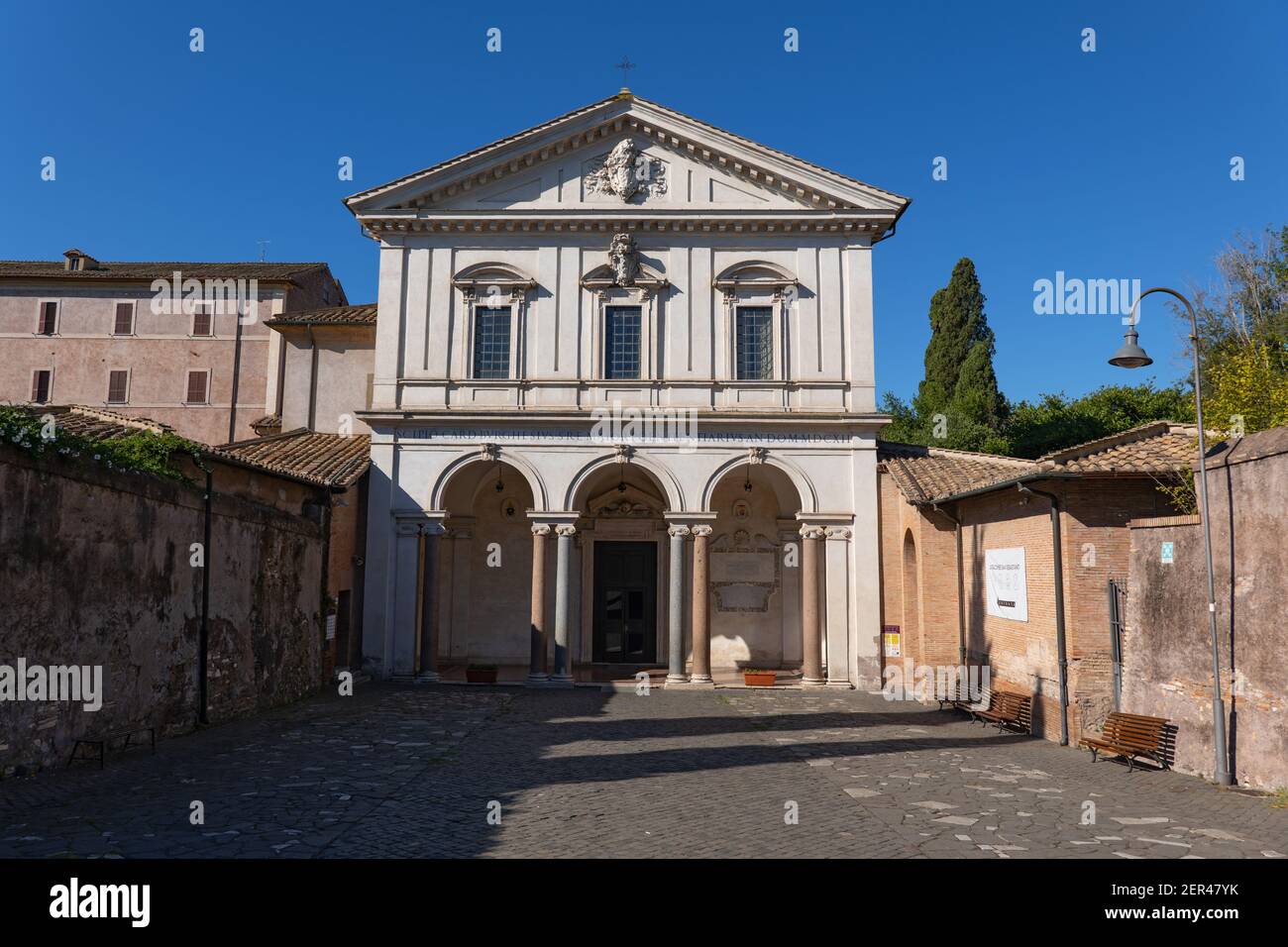 Basilique Saint-Sébastien à l'extérieur des murs (Basilique de San Sebastiano fuori le Mura) et entrée aux catacombes de Rome, Italie Banque D'Images