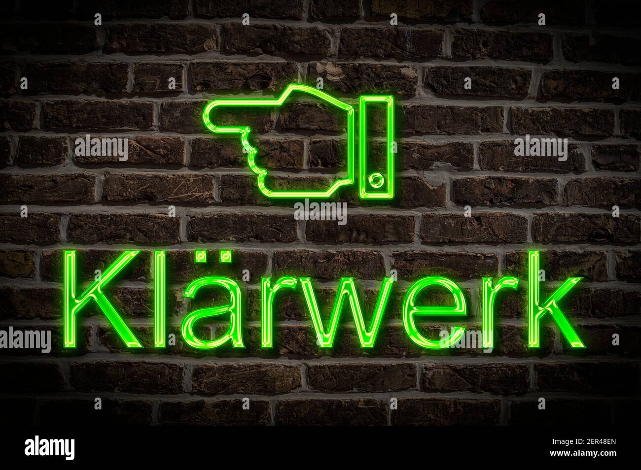 Photo détaillée d'un panneau néon sur un mur avec L'inscription Klärwerk (station de traitement des eaux usées) Banque D'Images