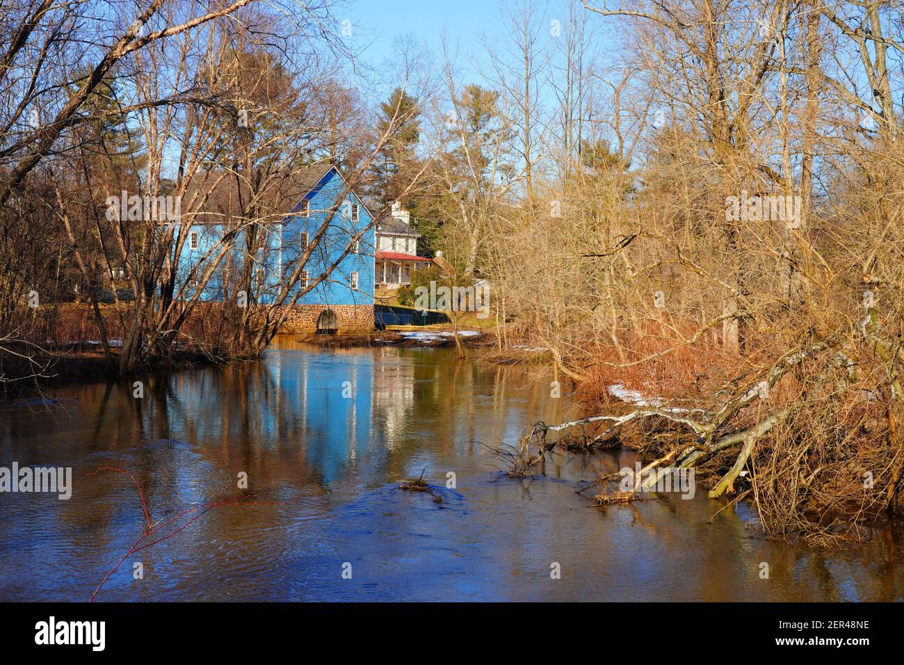 UPPER FREEHOLD, NJ -25 FEB 2021- vue d'hiver du moulin bleu dans la ville historique de Walnford, un village historique de moulin dans le parc de Crosshicks Creek, comté de Monmouth, Banque D'Images