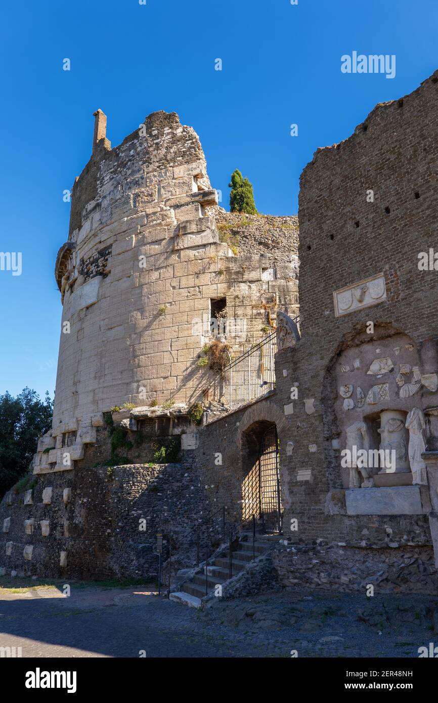 Tombeau de Caecilia Metella (italien: Mausoleo di Cecilia Metella) à Rome, Italie, mausolée romaine cylindrique du 1er siècle av. J.-C. à via Appia Antica, b Banque D'Images