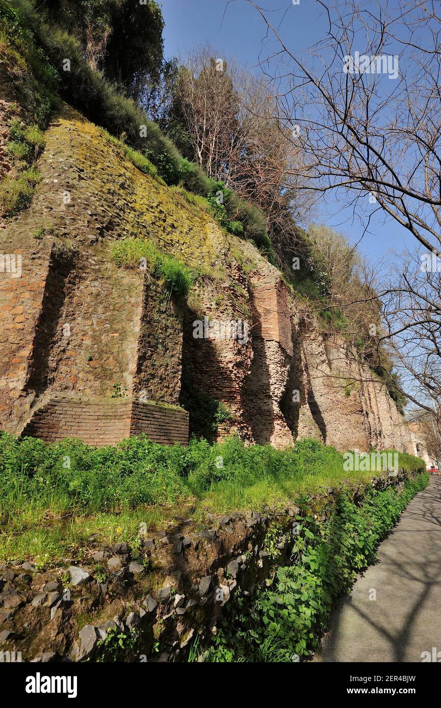 Italie, Rome, colline Célienne, ruines du temple romain de Claudius, côté est Banque D'Images