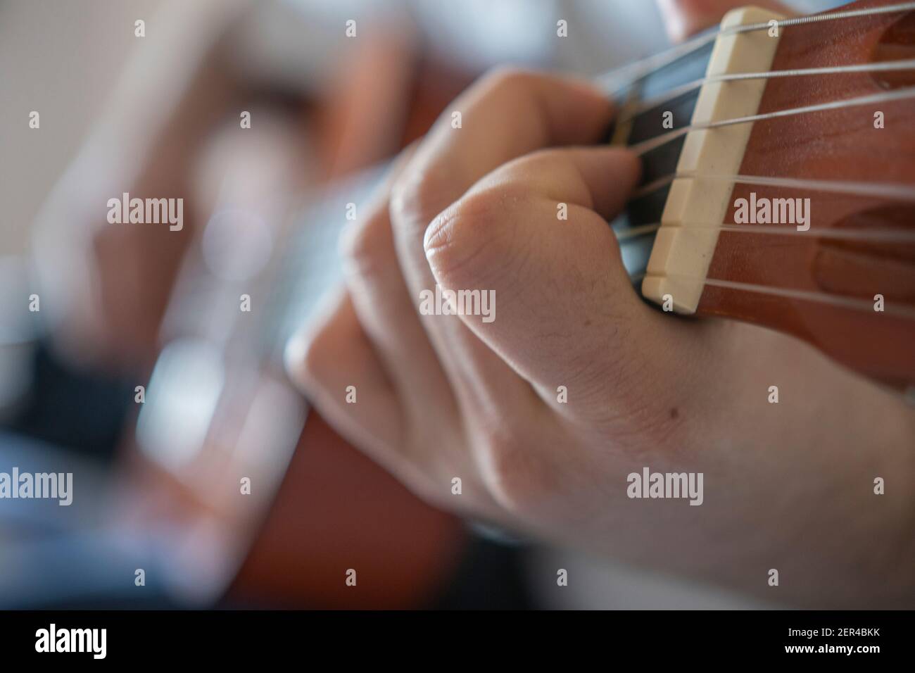 Détail d'un homme jouant de la guitare Banque D'Images