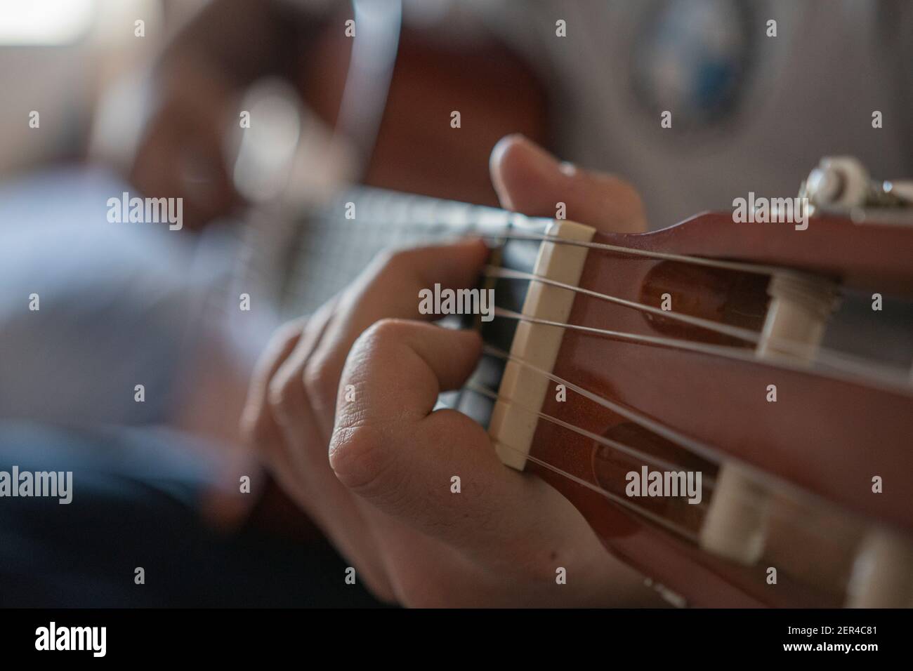 Détail d'un homme jouant de la guitare Banque D'Images