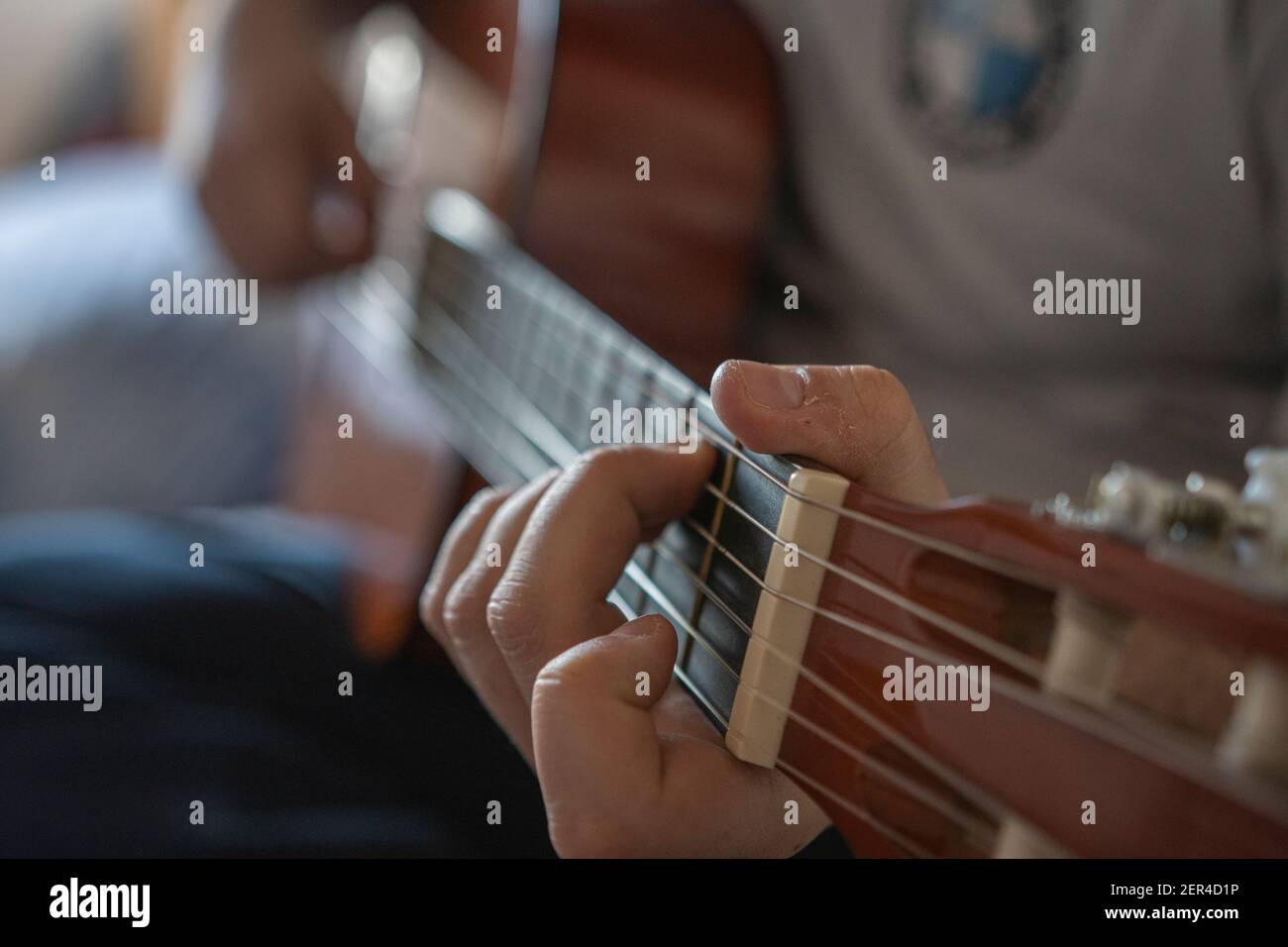 Détail d'un homme jouant de la guitare Banque D'Images