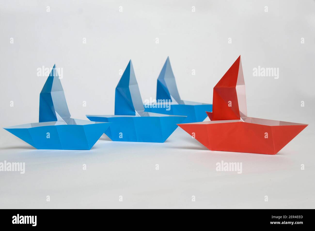 Navire origami, images symboliques et conceptuelles pour le leadership, l'économie, la finance et autres Banque D'Images
