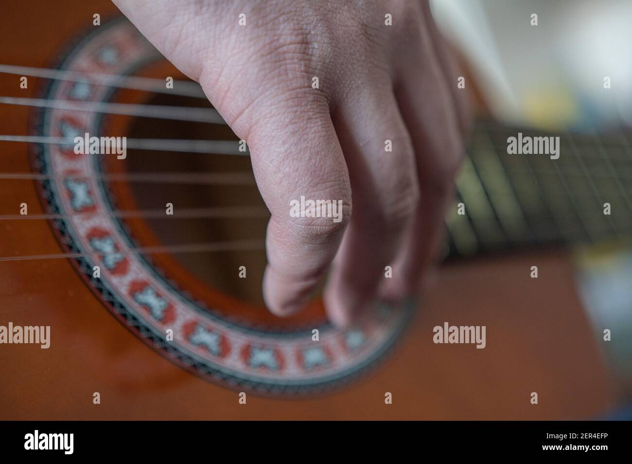 Détail d'un homme jouant de la guitare Banque D'Images