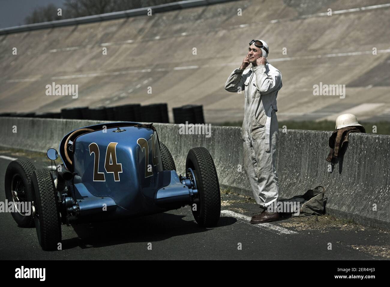 Se préparer à la course avec 1932 Graham 8 Lucentiti Indy au Montlhery Revival , Linas , France Banque D'Images