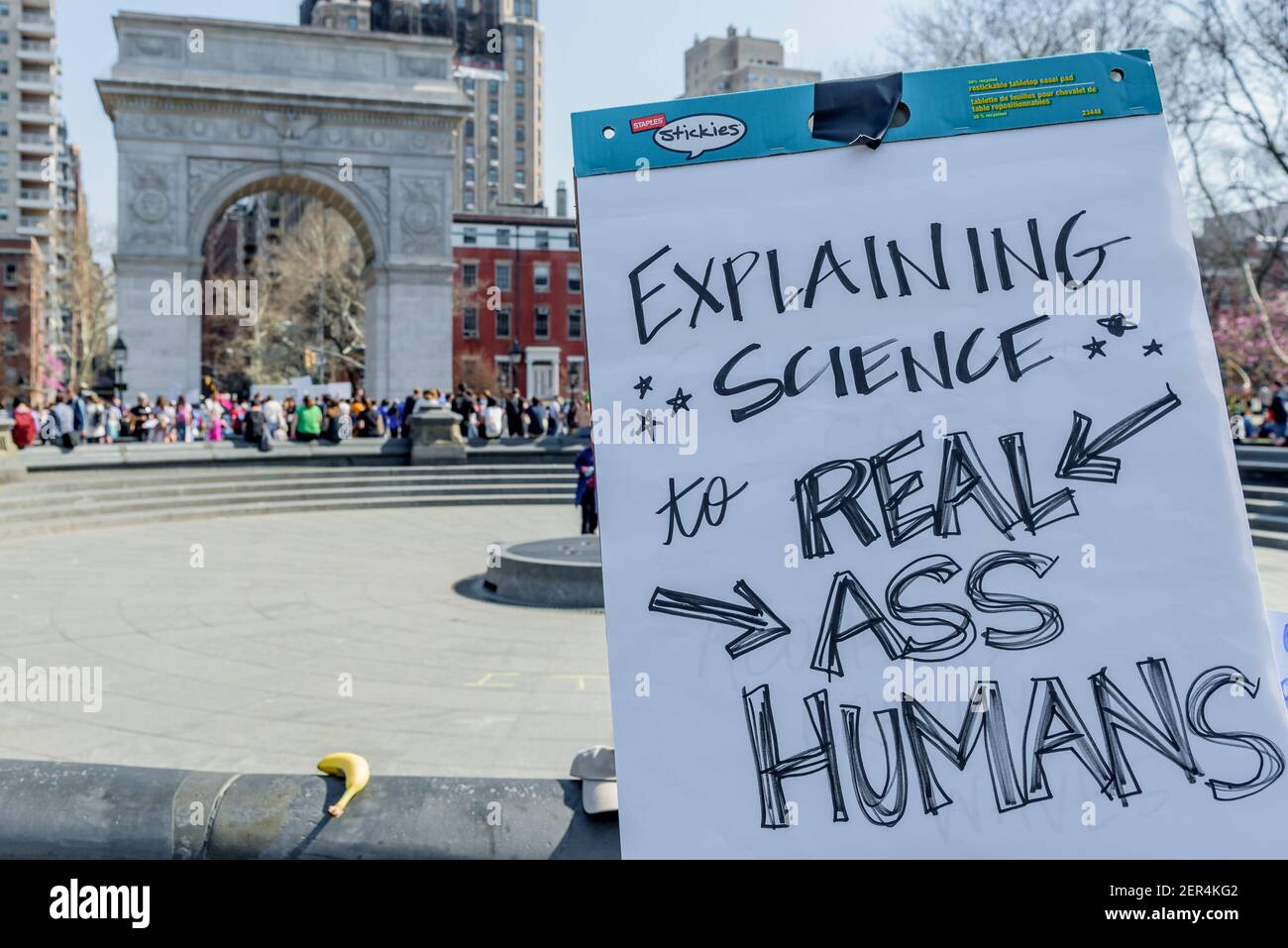 Des centaines de scientifiques, de chercheurs et d'étudiants de la région de New York se sont réunis à Washington Square Park, New York, le 14 avril 2018 ; Pour la « Marche pour la science à New York », un rassemblement et un enseignement à l'appui de la science et de la politique publique fondée sur des preuves avant de se rendre au parc de l'hôtel de ville. (Photo par Erik McGregor/Sipa USA) Banque D'Images