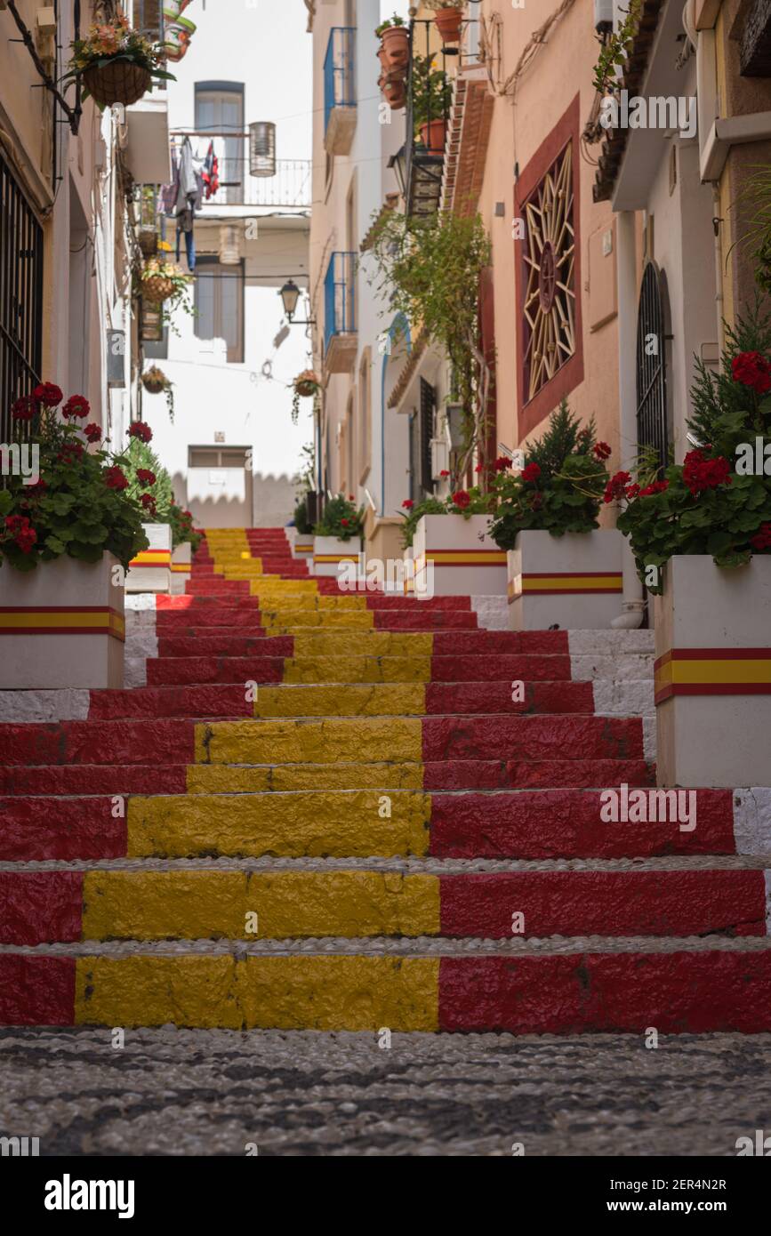 Rue de la vieille ville dans le centre de Calpe avec l'escalier peint avec les couleurs du drapeau espagnol, Alicante. Espagne Banque D'Images