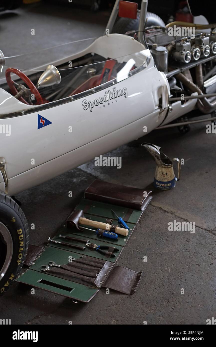Outils de travail dans un atelier de garage pour réparer une voiture de course Banque D'Images