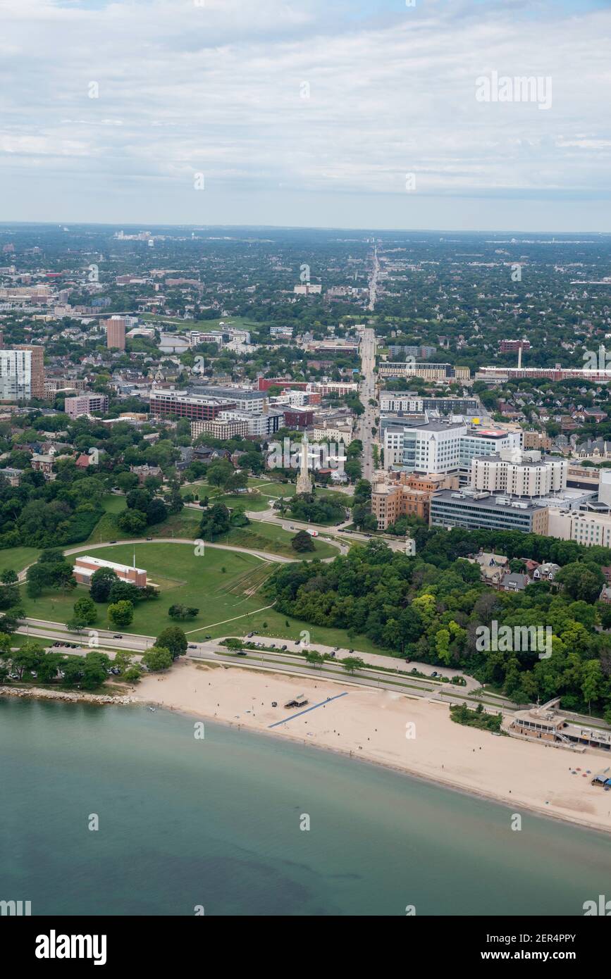 Photographie aérienne de Milwaukee, Wisconsin, un jour d'été couvert. Banque D'Images