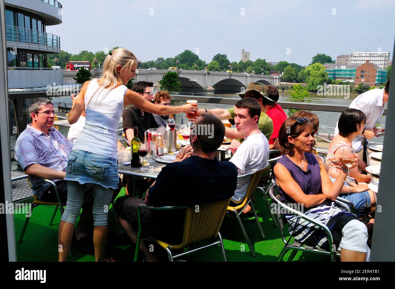 Les gens bavardent à l'extérieur du pub Boathouse, Putney, Londres Banque D'Images