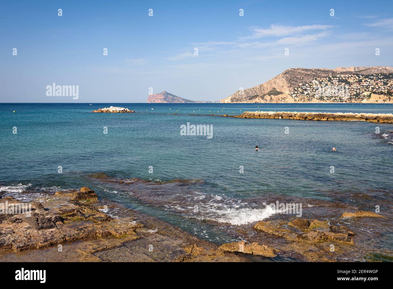 Vue sur la mer de la côte de Calpe avec une plage rocheuse urbaine, Alicante, Espagne Banque D'Images