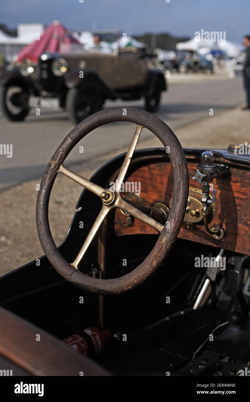 Tableau de bord et volant d'une voiture d'époque à Vintage Revival Montlhery À Linas, France Banque D'Images