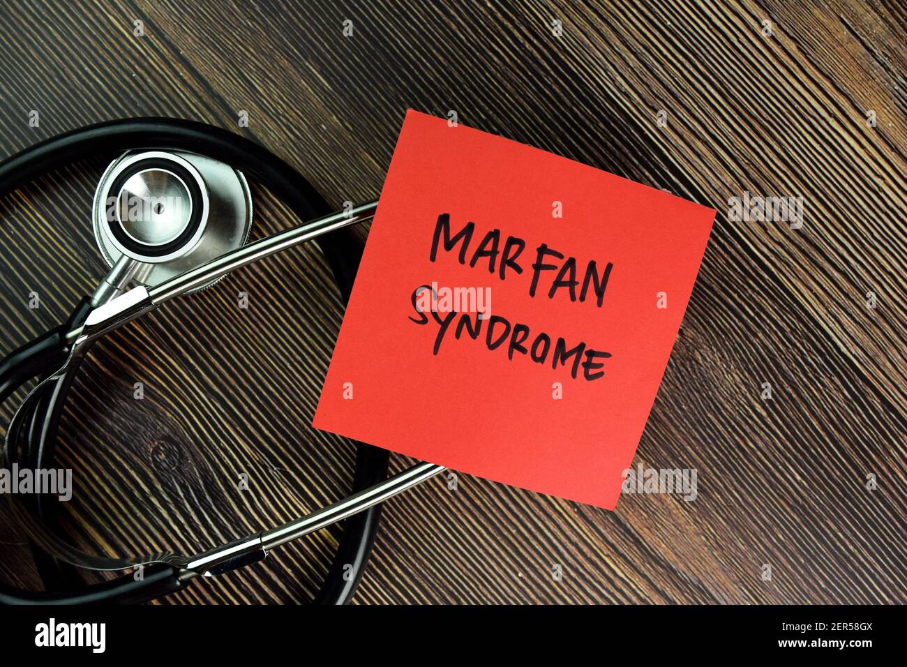 Syndrome de Marfan écrire sur des notes adhésives isolées sur la table en bois. Banque D'Images