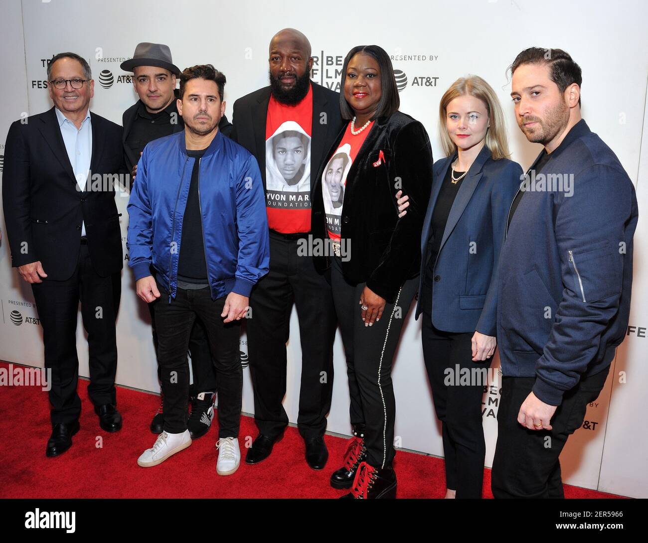 L-R: Na, producteur exécutif Chachi Senior, producteur exécutif Mike Gasparro, les parents de Trayvon Martin Tracy Martin et Sybrina Fulton et les réalisateurs Julia Willoughby Nason et Jenner Furst assistent à la première de 'Rest in Power: The Trayvon Martin Story' au Tribeca film Festival au BMCC Tribeca Performing Arts Centre à New York, NY, le 20 avril 2018. (Photo de Stephen Smith/SIPA USA) Banque D'Images