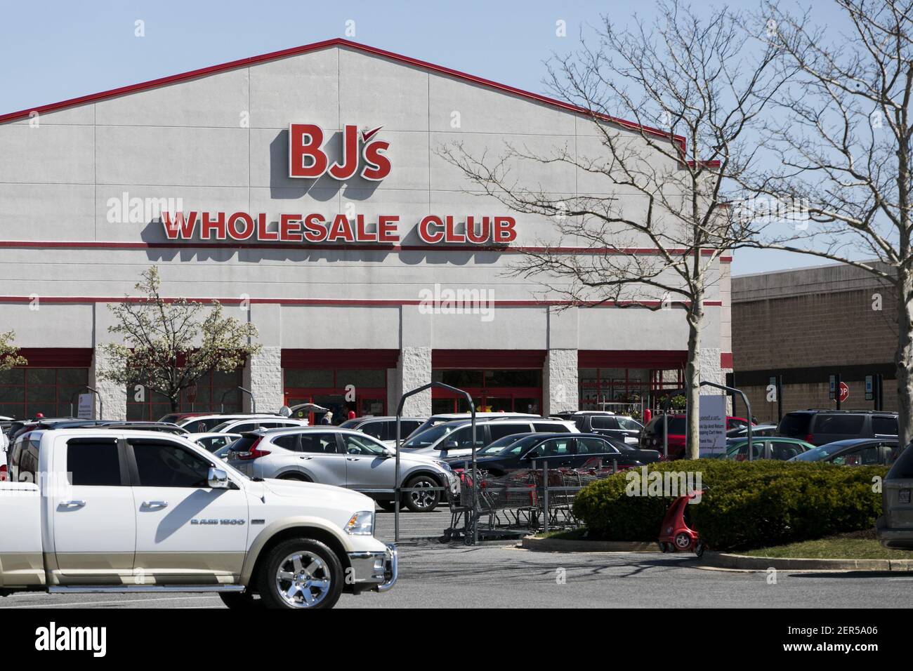 Un Logo A L Exterieur D Un Magasin De Detail Bj Wholesale Club A Columbia Maryland Le Avril 18 Photo Par Kristoffer Tripplaar Sipa Usa Photo Stock Alamy