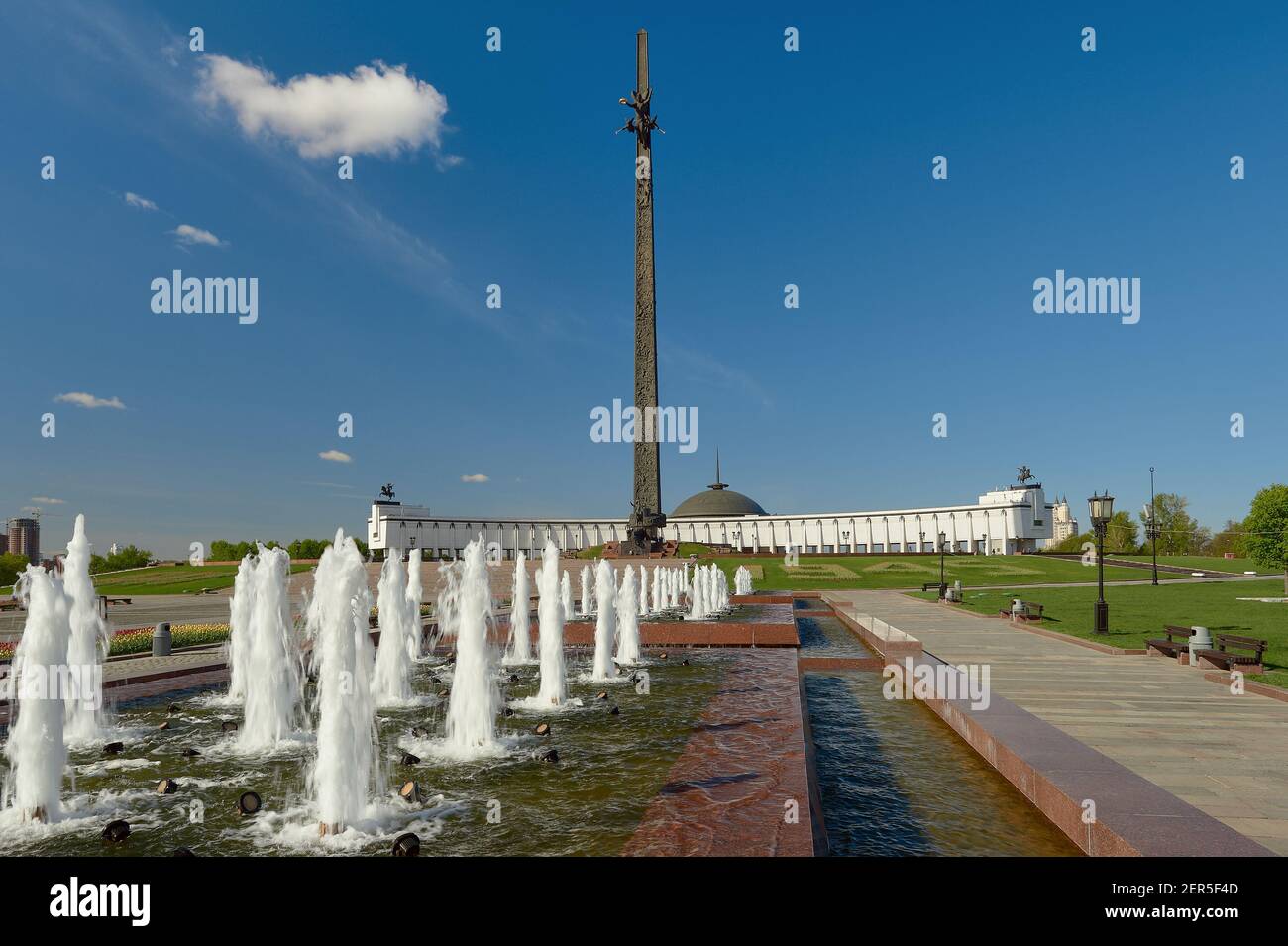 Vue du Musée central de la Grande Guerre patriotique et du Monument de la victoire sur la colline de Poklonnaya : Moscou, Russie - 03 mai 2014 Banque D'Images
