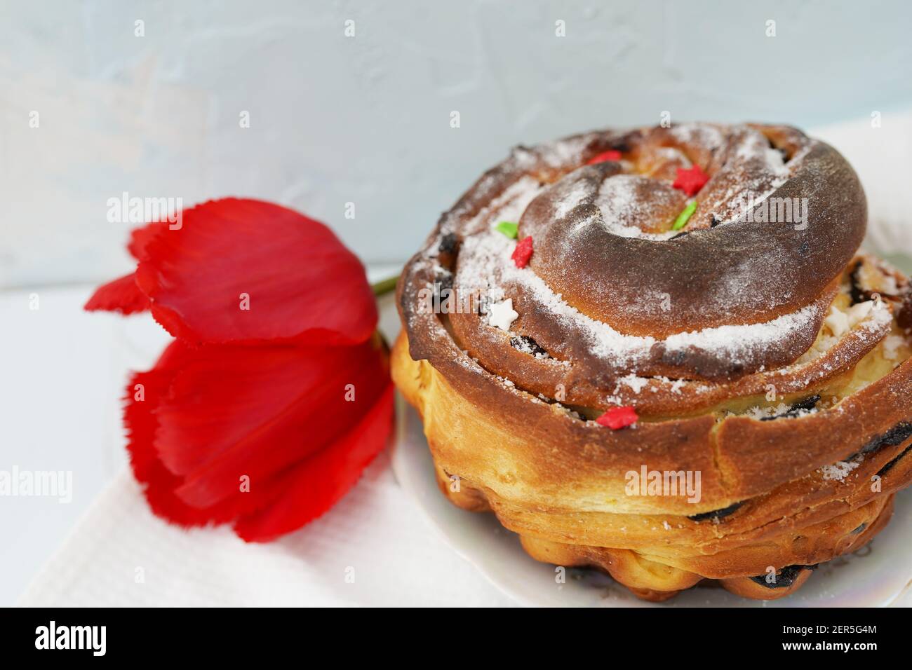 Gateau De Paques Avec Tulipe Rouge Sur Fond Bleu Photo Stock Alamy