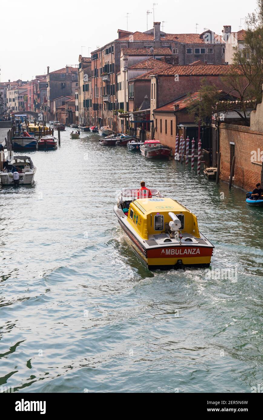 Un bateau ambulanciers d'urgence voyageant le long d'un canal dans la région de Castello à Venise, Italie Banque D'Images