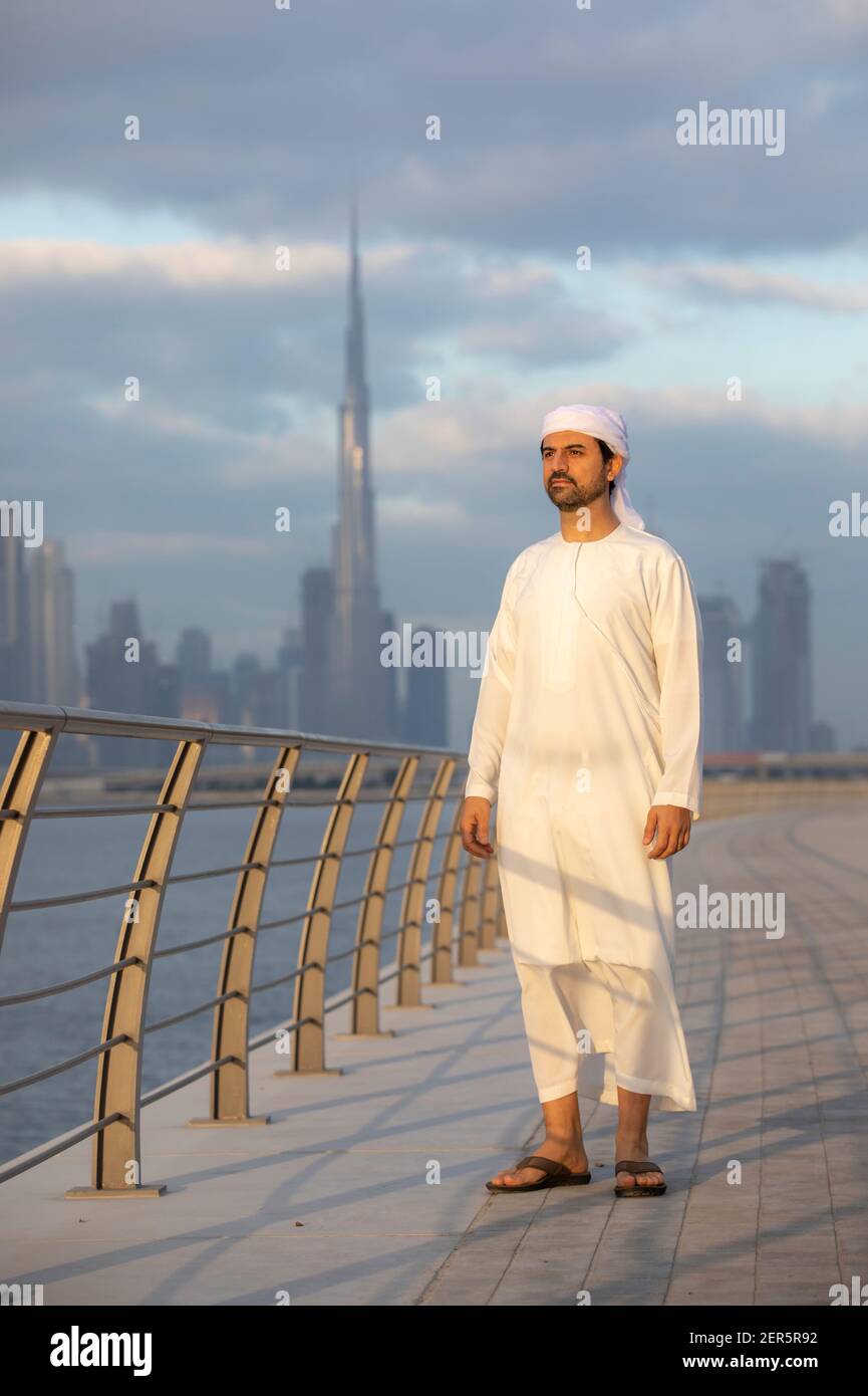 emirati Man au front de mer d'Al Jaddaf à Dubaï avec Burj Khalifa en arrière-plan Banque D'Images