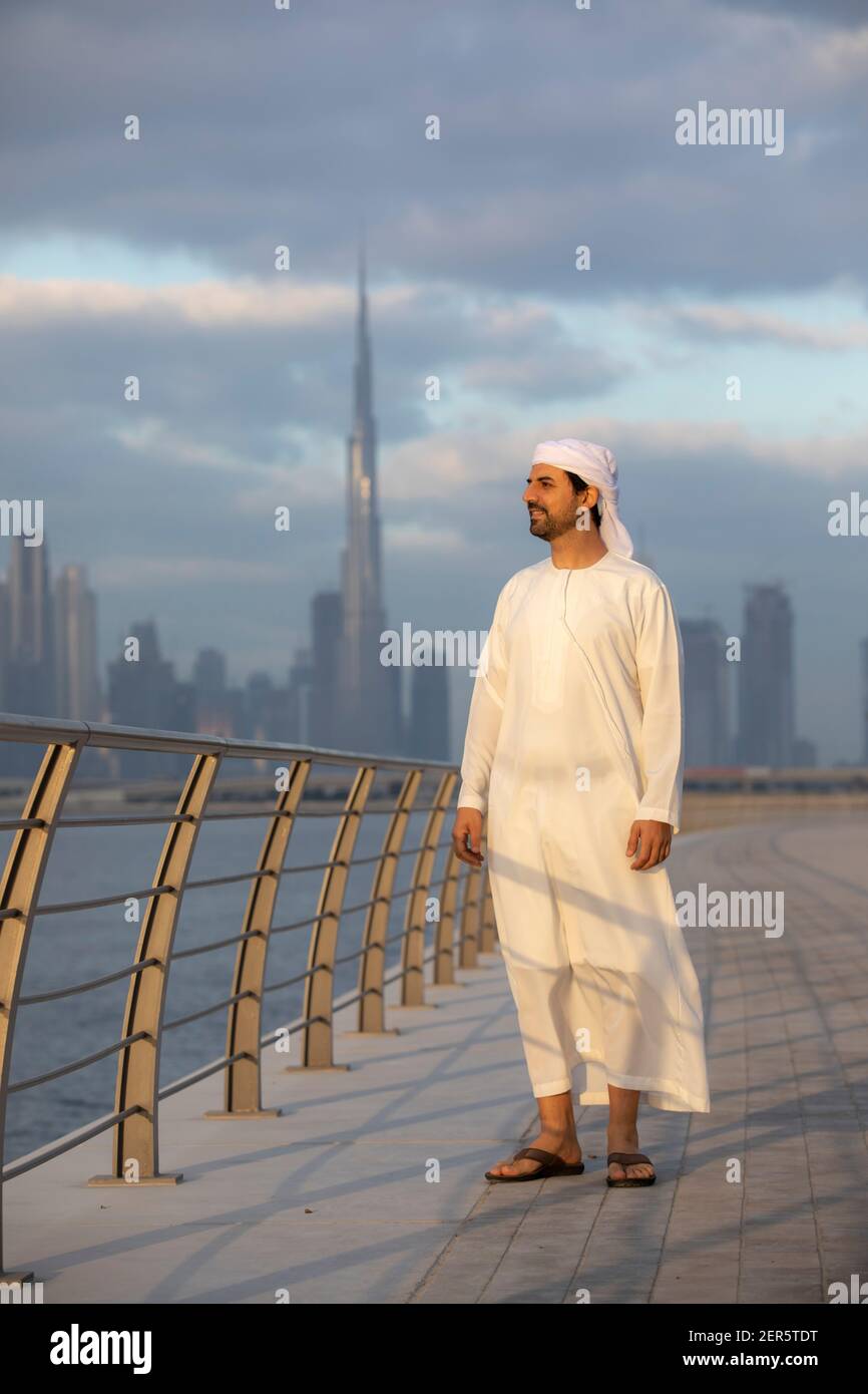 emirati Man au front de mer d'Al Jaddaf à Dubaï avec Burj Khalifa en arrière-plan Banque D'Images